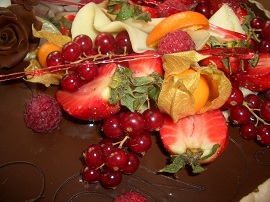 chocolate-cake-toped-with-fruit